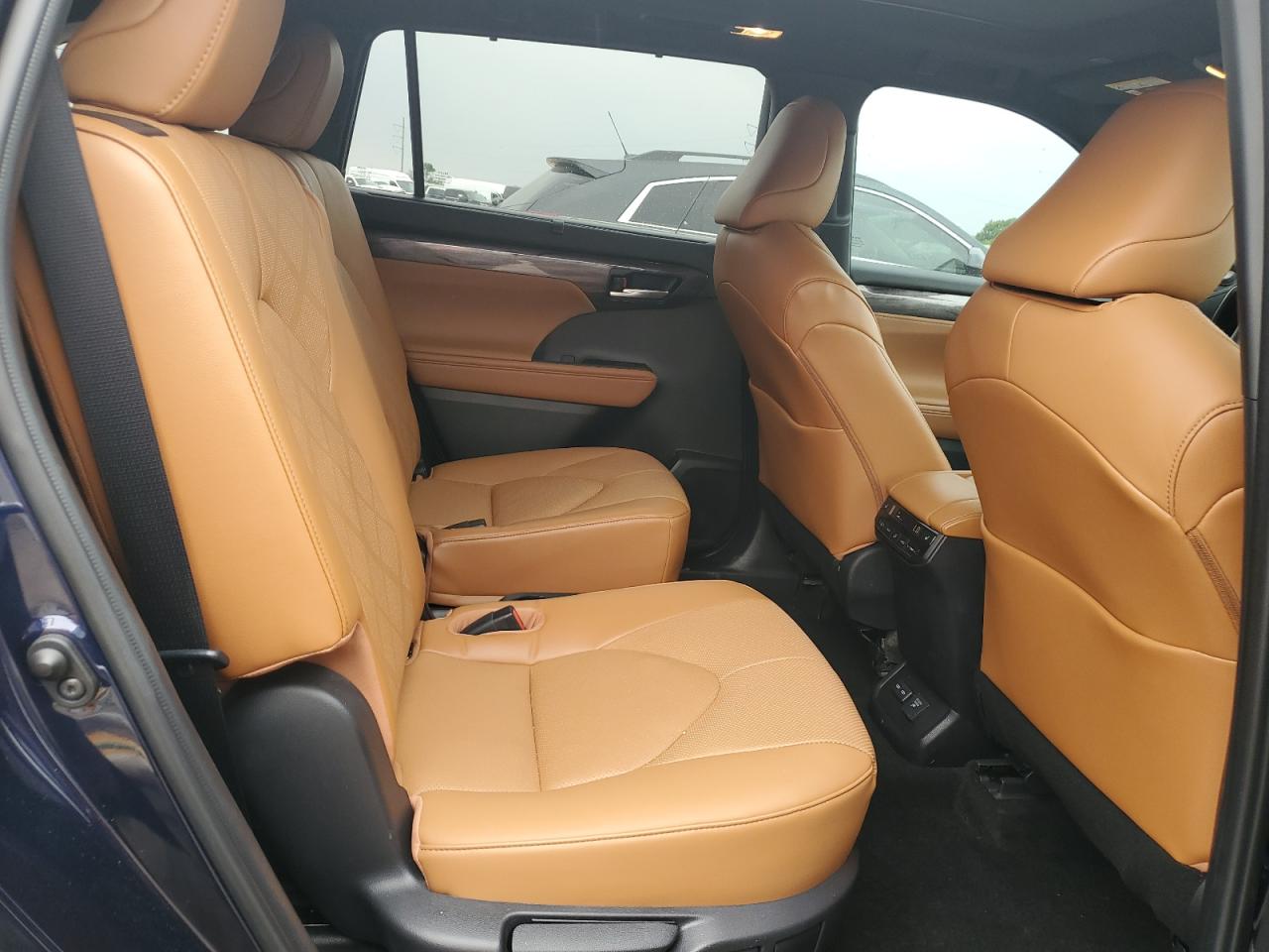 Toyota Highlander Hybrid Platinum Image 8