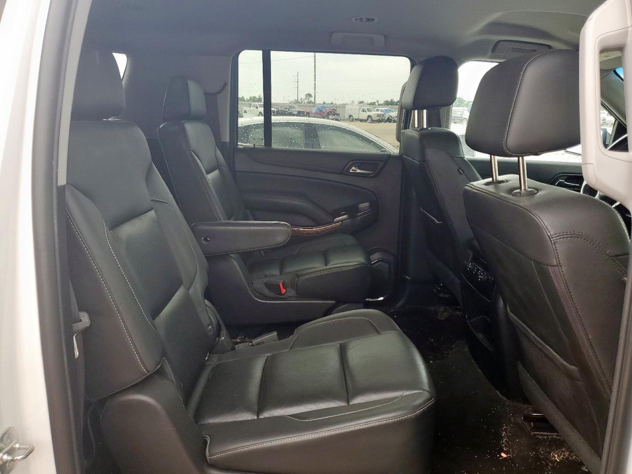 Chevrolet Suburban C1500 Premier Image 11