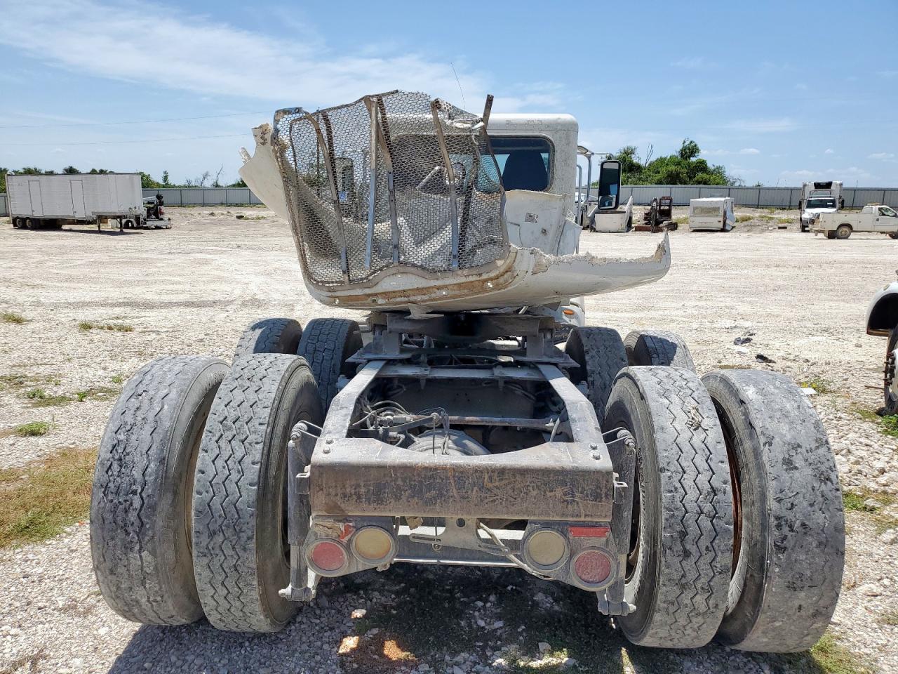 Peterbilt 384 Image 5