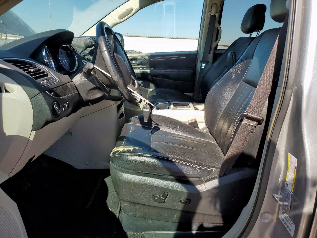 Chrysler Minivan Touring Image 5