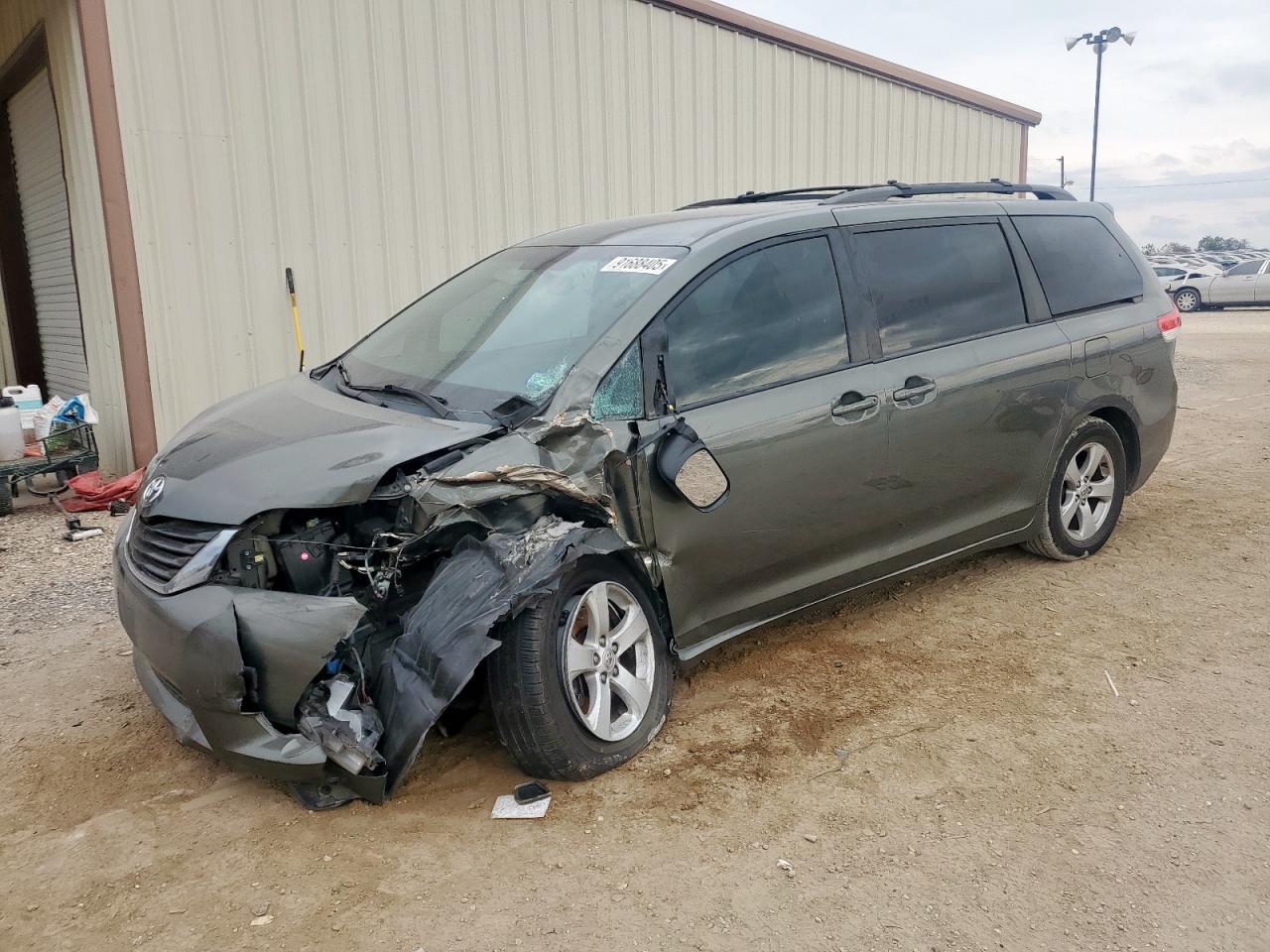 Toyota Sienna Le Image 1