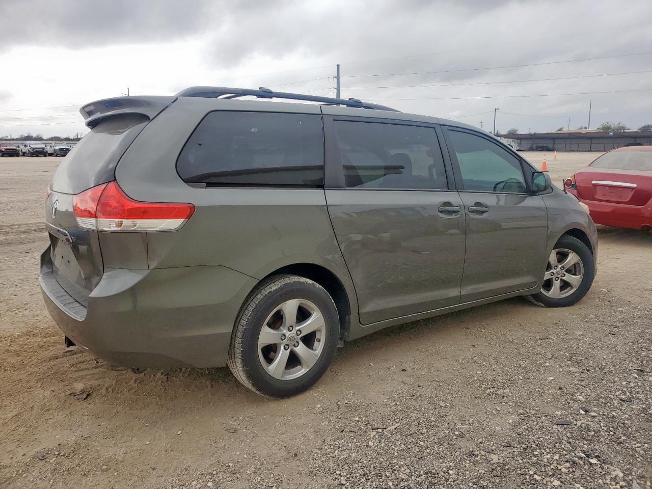 Toyota Sienna Le Image 5