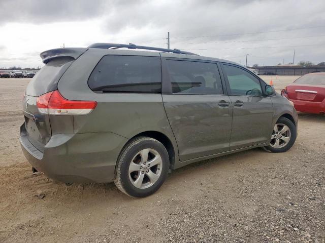 Toyota Sienna Le Image 5