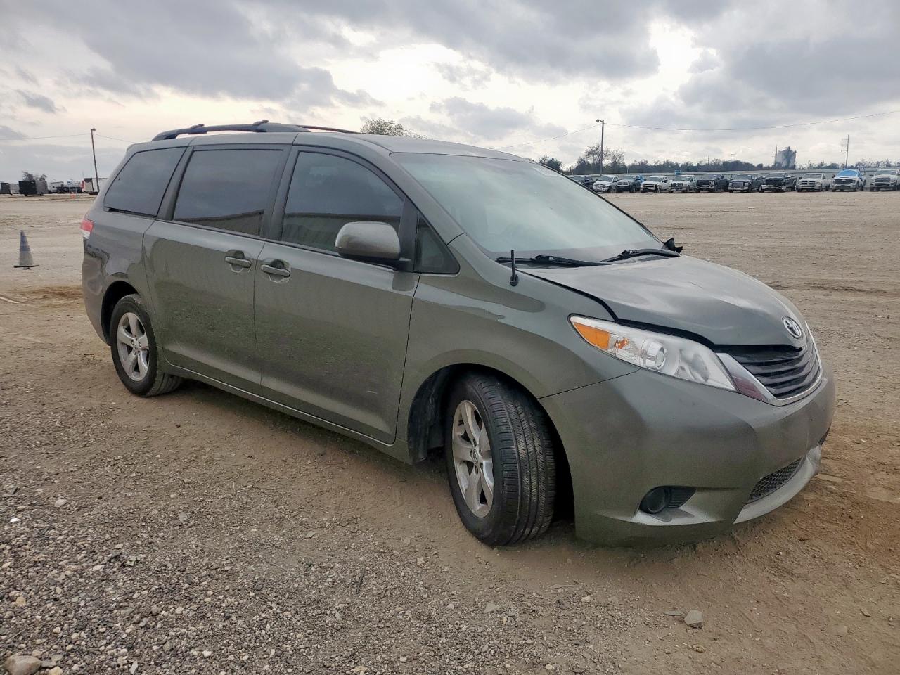 Toyota Sienna Le Image 2
