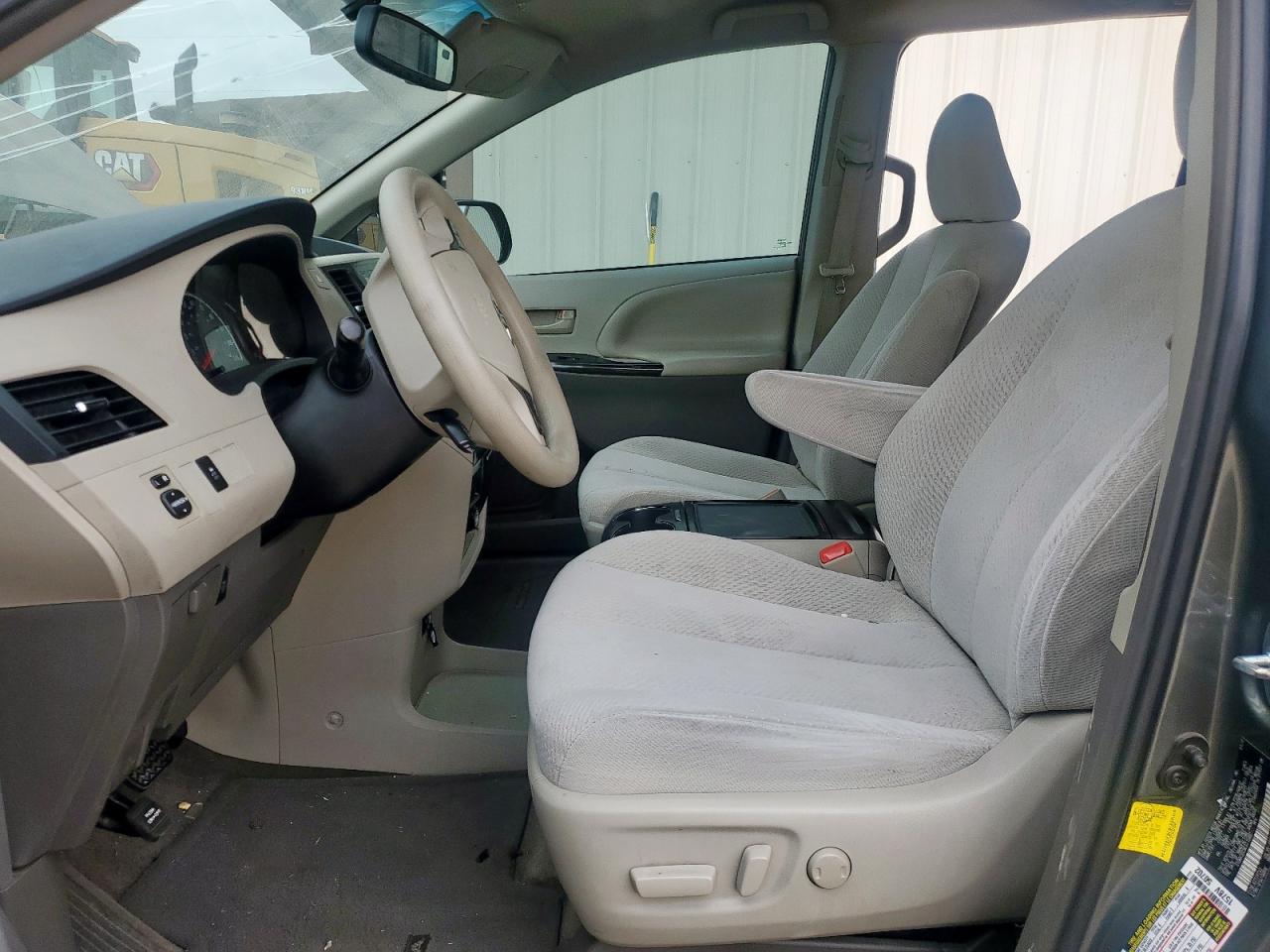 Toyota Sienna Le Image 8