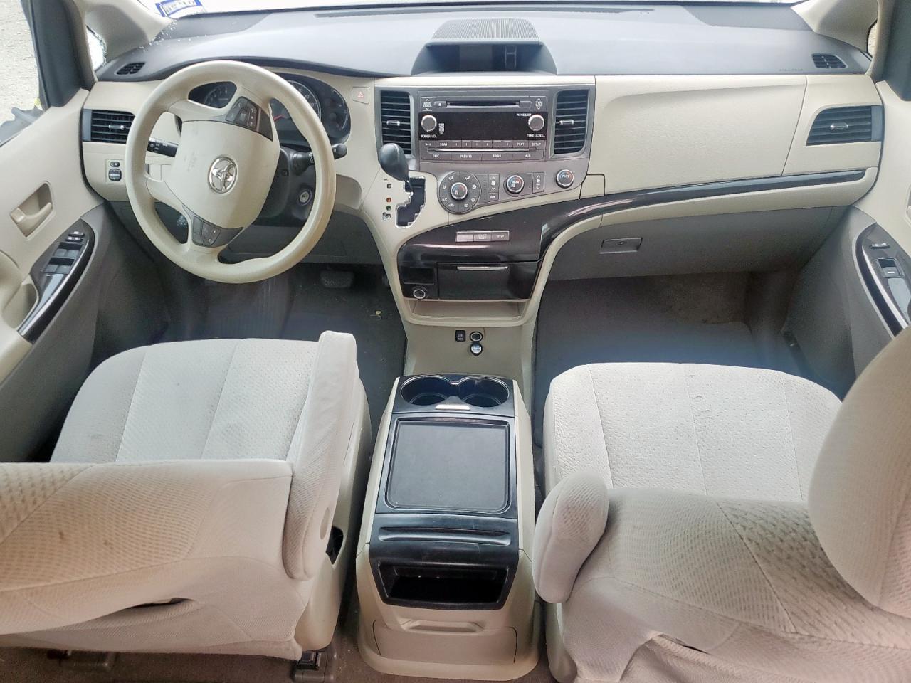 Toyota Sienna Le Image 9