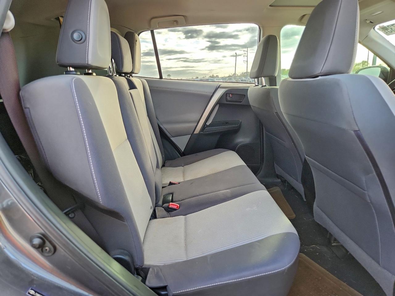 Toyota RAV4 Xle Image 5