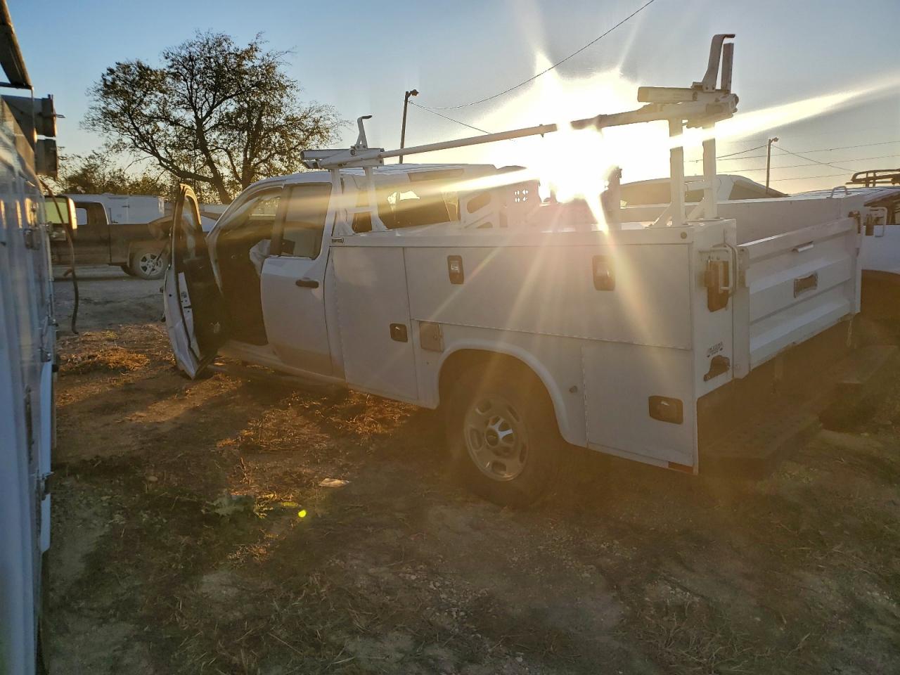 Chevrolet Silverado C2500 Heavy Duty Image 3