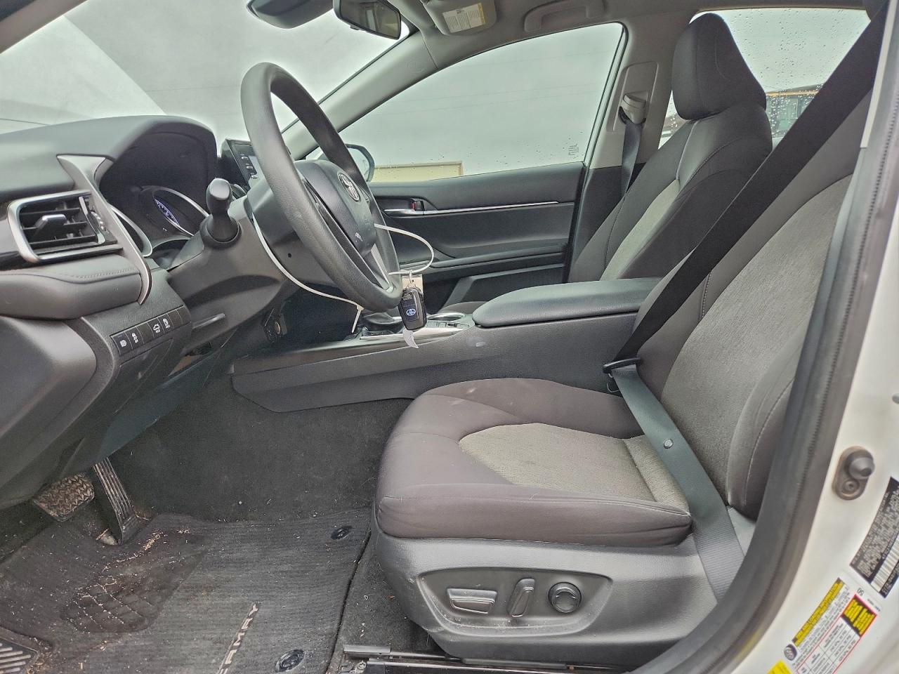 Toyota Camry Le Image 2