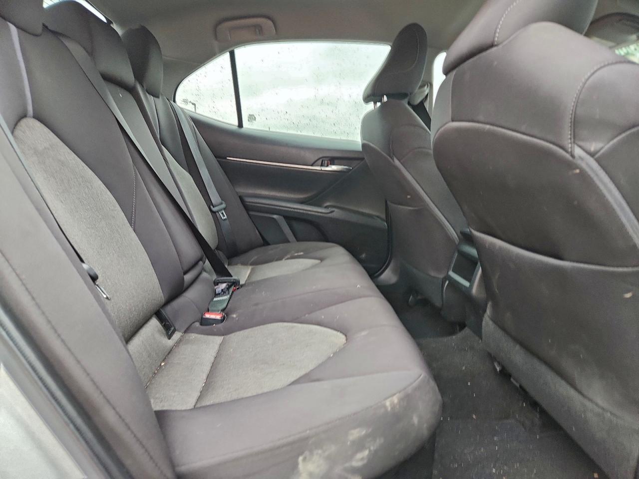 Toyota Camry Le Image 11