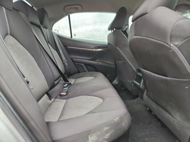 Toyota Camry Le Image 11