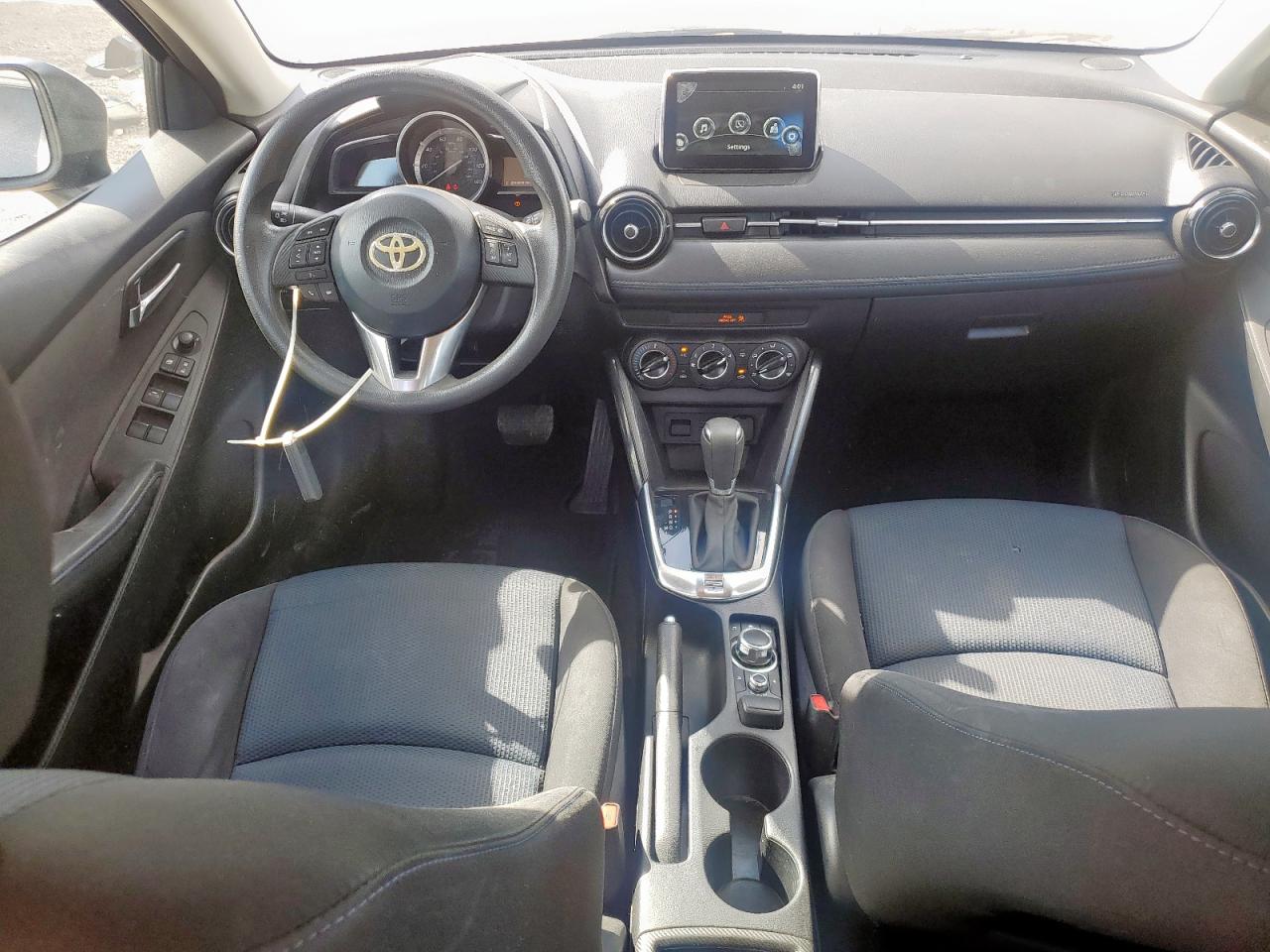 Toyota Yaris Image 10