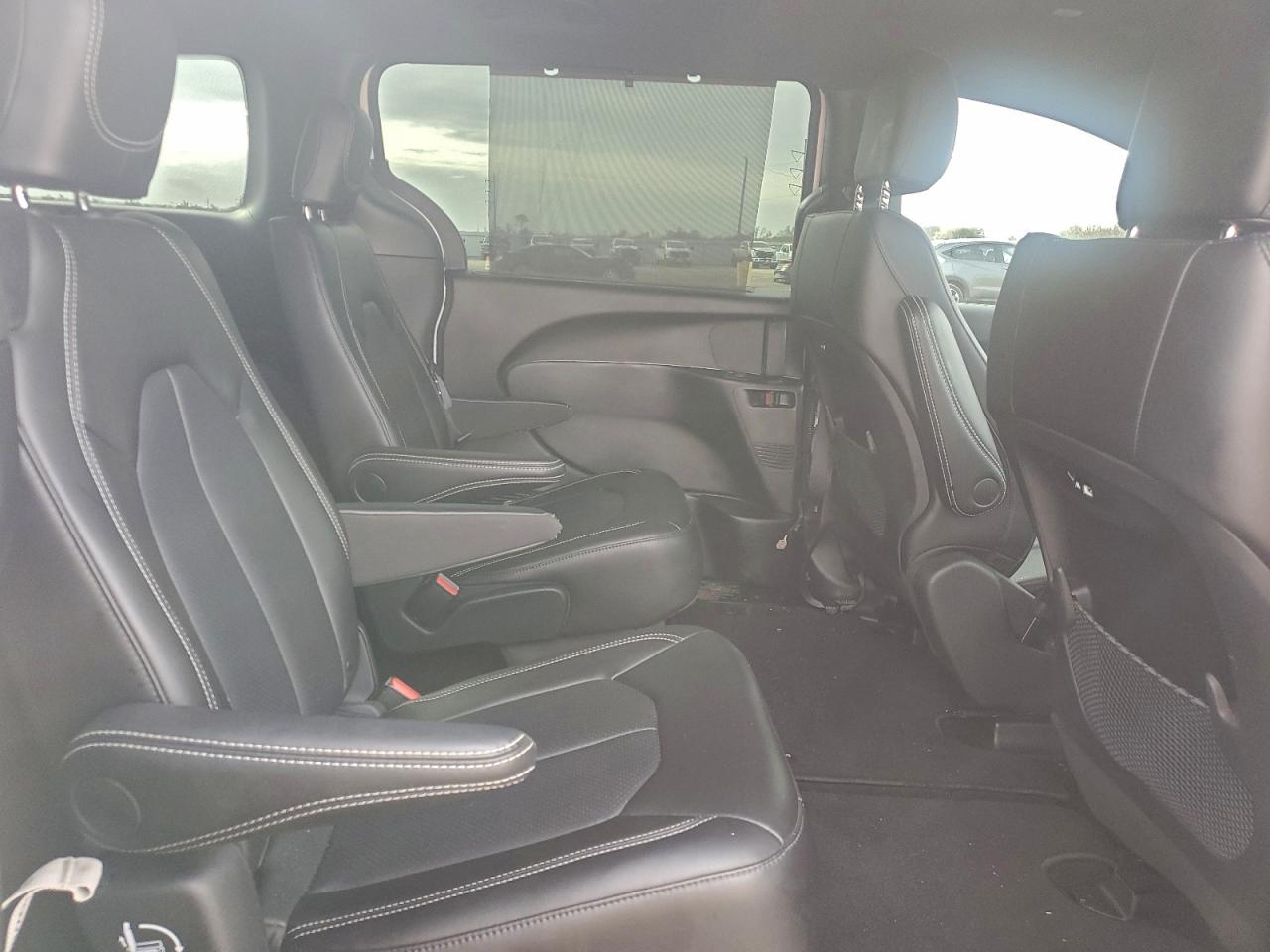 Chrysler Pacifica Select Image 2