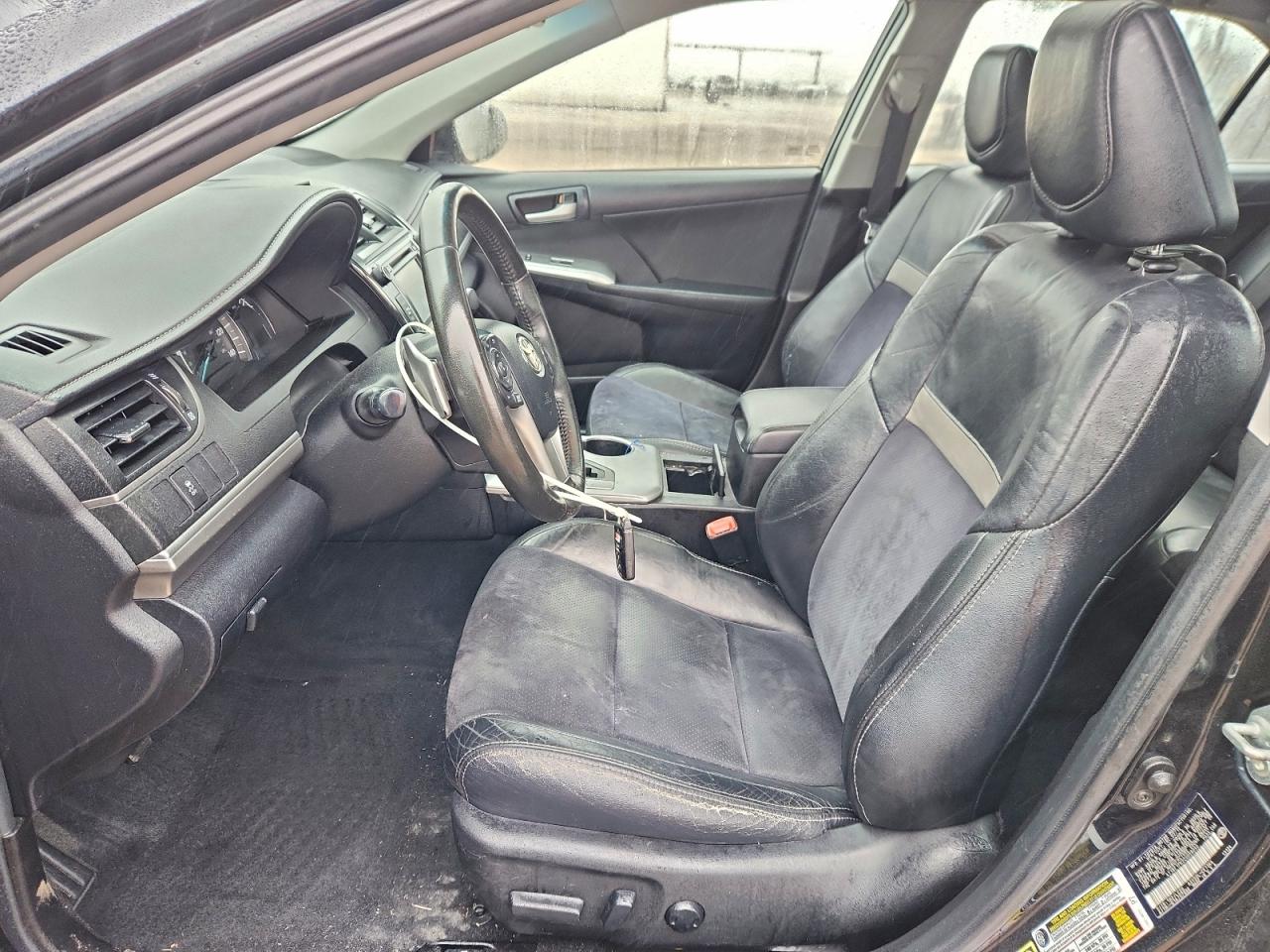 Toyota Camry Base Image 3