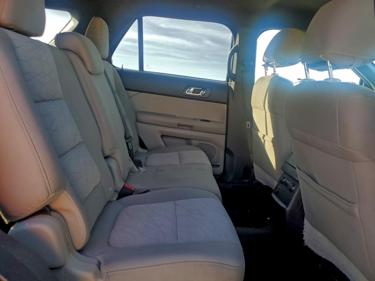 Ford Explorer Image 11