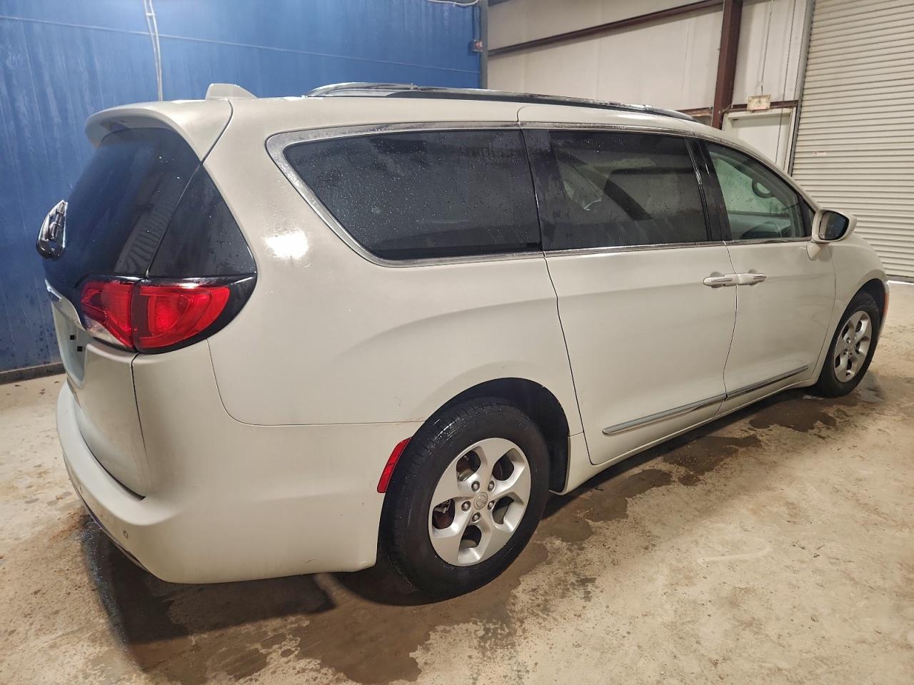 Chrysler Pacifica Touring L Plus Image 2