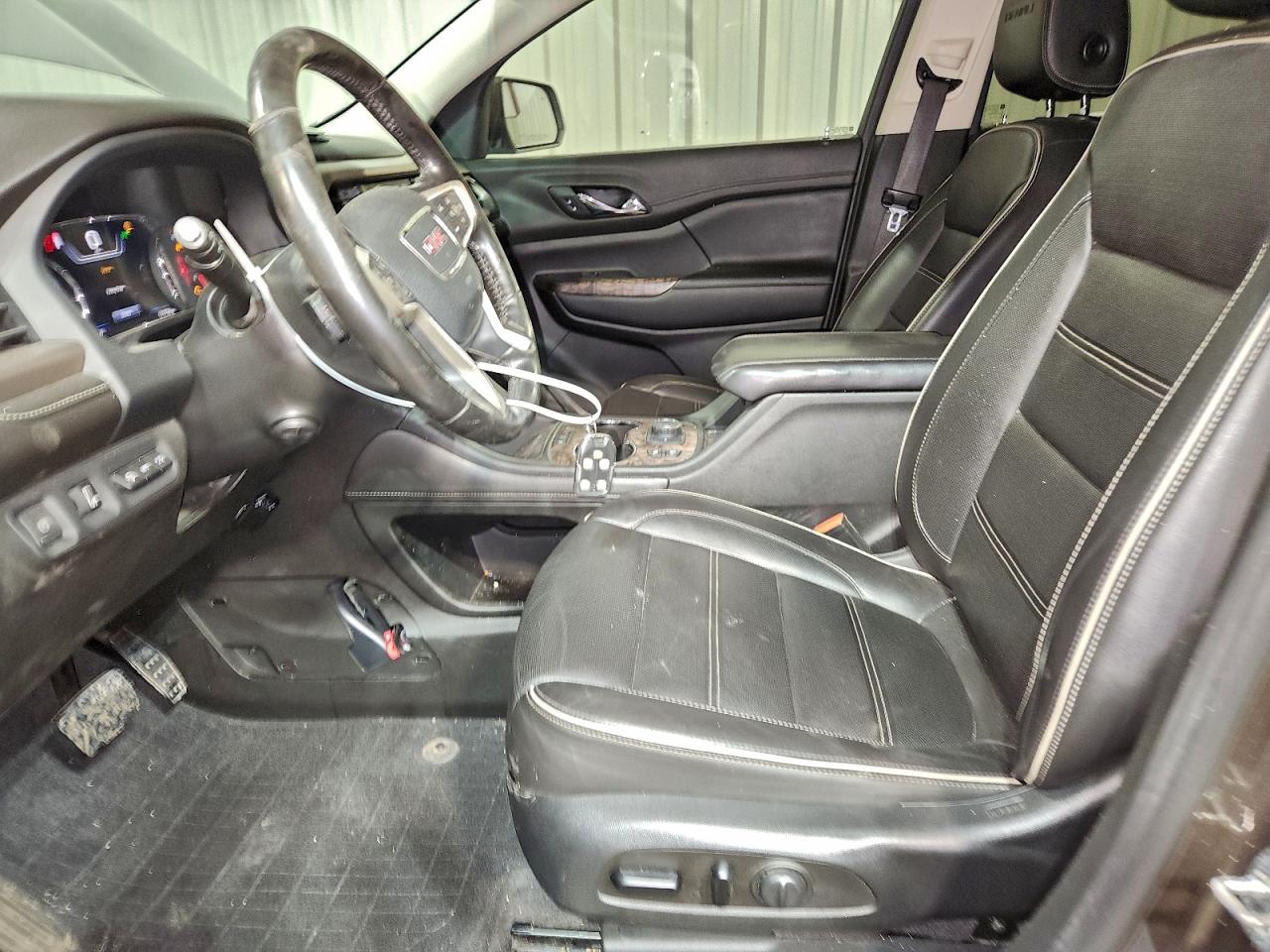 GMC Acadia Denali Image 13