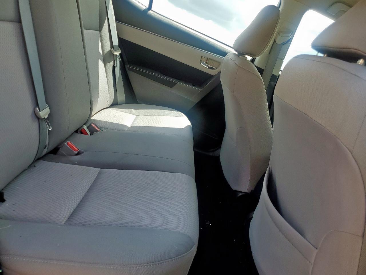 Toyota Corolla L Image 12