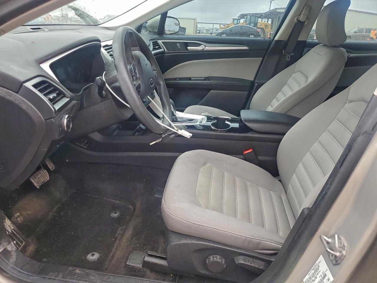 Ford Fusion S Image 5