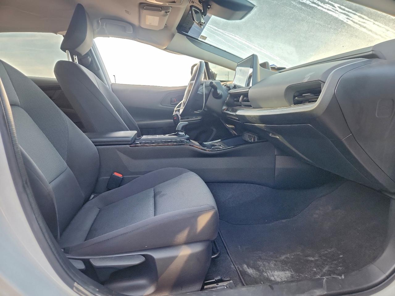 Toyota Prius Le Image 11