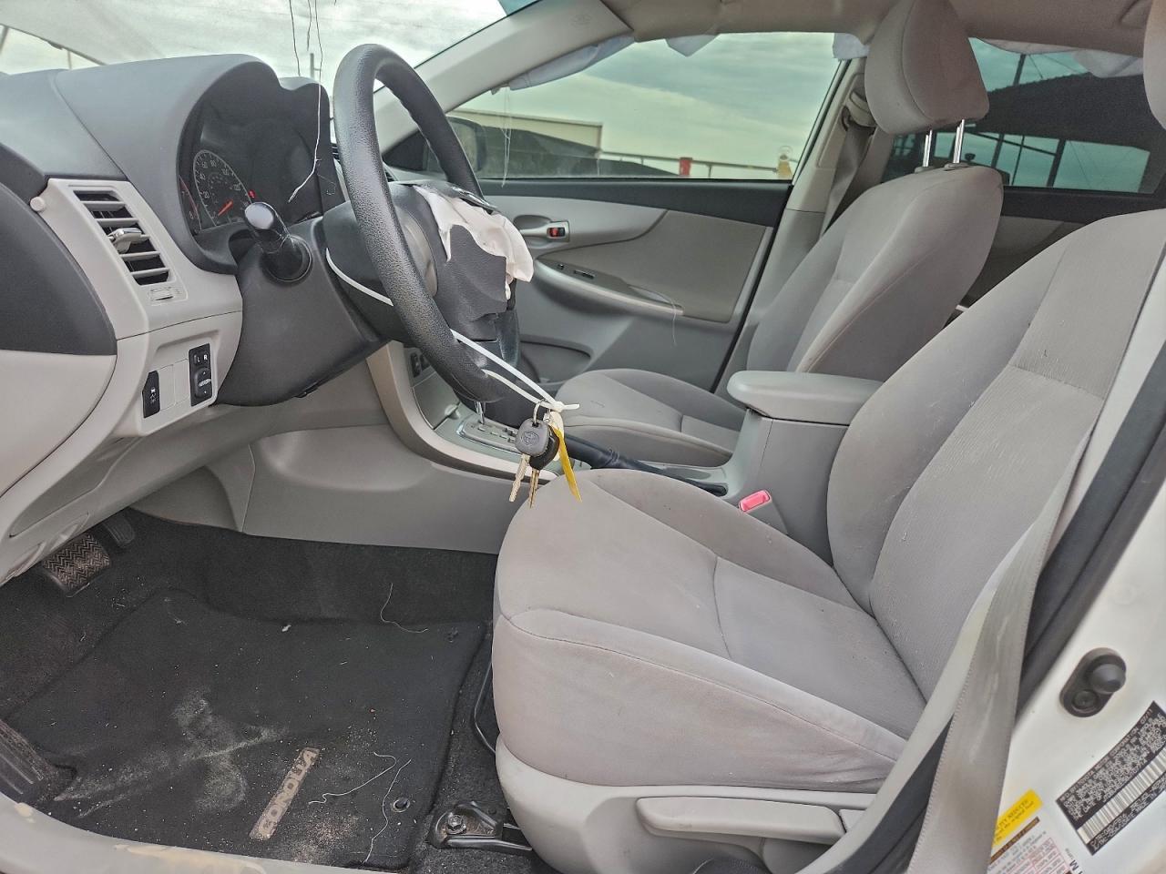 Toyota Corolla Base Image 12