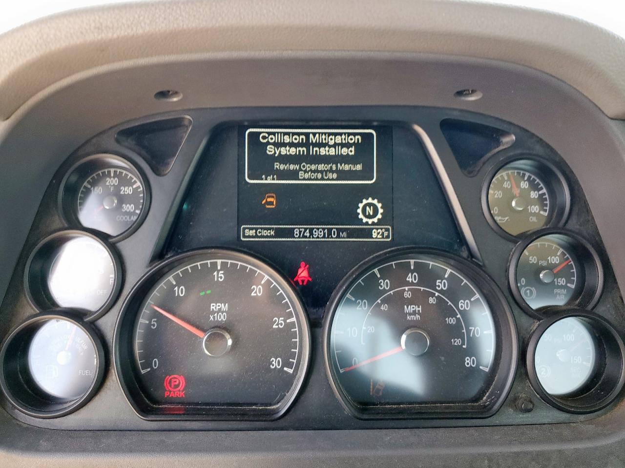 Peterbilt 579 Image 10